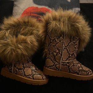 Snake skin with fur at the top of the boot.